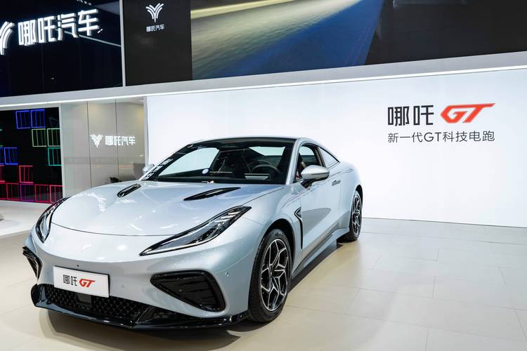 成都260哪吒汽车在智能汽车领域的表现，领途汽车在新能源汽车市场中的影响力